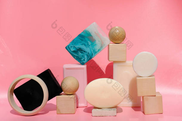 不同类型的肥皂条。时尚的几何风格。粉红背景的有机和天然肥皂条。手工制成各种形状的固体肥皂。清洁和温泉概念.
