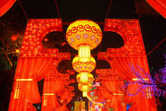 中国四川自贡的自贡灯节。这是中国最大的元宵节之一，是在农历新年前后庆祝的。走道上方的彩灯.