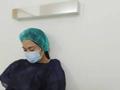 在医院病床康复时戴口罩的年轻病人