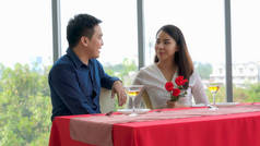 快乐浪漫的夫妻在餐馆吃午饭。两周年庆祝活动和生活方式 .