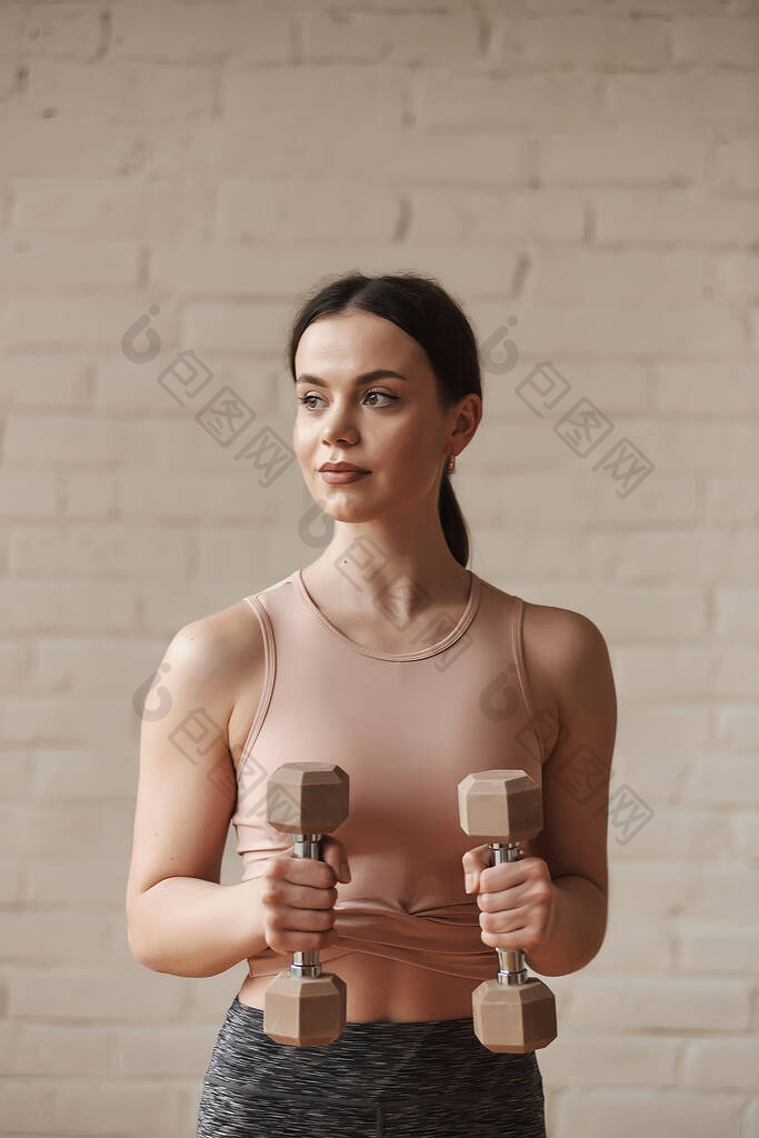 年轻的运动金发女人在黑色运动服行使隔离在 包图企业站