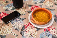 Locro，传统的阿根廷特色食品，用手工制作的粘土盘，配以面包和葡萄酒，还有勺子.