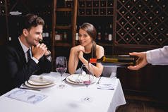 餐饮业中，坐在酒水倒入者身边的年轻夫妇的选择焦点 