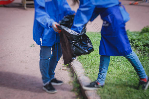 由年轻人、女孩和男孩组成的小组志愿参加社区工作清洁日活动，在城市公园收集<strong>垃圾</strong>、<strong>垃圾</strong>、<strong>垃圾</strong>和<strong>垃圾</strong>