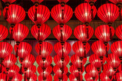 中国的灯笼传统上是红色的，椭圆形，装饰有红色或金色的蝴蝶结
