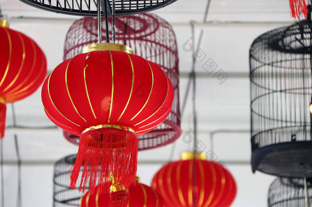 天花板上挂着红色面料灯和鸟笼灯.欢迎光临中国新年<strong>佳节</strong>.