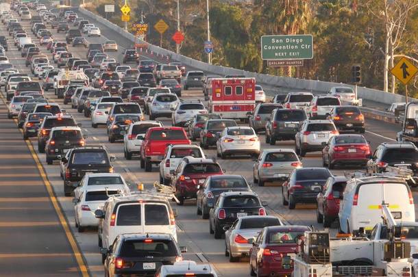 San DIEGO, CALIFORNIA USA - 15 JAN 2020: Emergency 911 auto on busy intercity freeway.上下班高峰时间,公路上的交通
