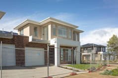 在澳大利亚郊区的一个临时建筑栅栏后面，新建了一座住宅住宅。房地产开发的概念、待售房屋、新郊区和住房市场。VIC澳大利亚