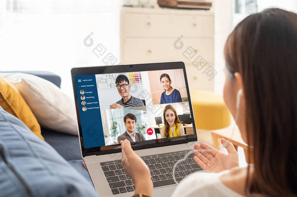 年轻的亚洲女商人在家里工作，并与同事举行虚拟视频会议、网上工作、社交场合的视频通话