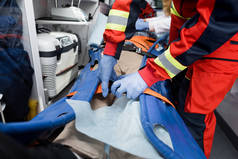 救护车内靠近病人的担架医疗护带的截视 