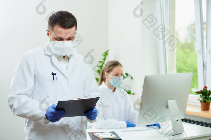 一个戴着假发的外科医生拿着一个黑色的剪贴图片-包图网企业站