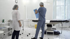 男护士和女护士为手术准备一个无菌室。行动。手术前病房护理人员的后视镜.