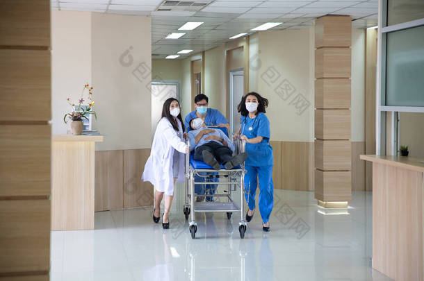 医生冲进急救室的重症监护<strong>病房</strong>，病人病重。医生在推着病人的床.
