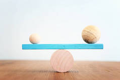 找到正确平衡的概念。锯齿上的木球和立方体