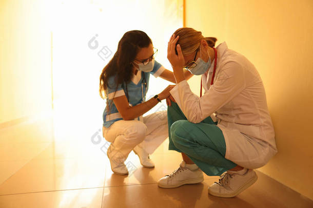 医生蹲在医院的走廊里哭泣.