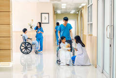 拥有统一服务听诊器的专业医生小组帮助支持与坐轮椅的小女孩进行讨论和咨询，并在医院查阅相关信息