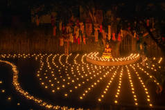 在泰国清迈的潘涛寺，佛教僧人洛伊 · 克拉通为佛祖点燃了蜡烛.
