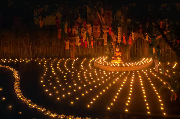 在泰国清迈的潘涛寺，佛教<strong>僧人</strong>洛伊 · 克拉通为佛祖点燃了蜡烛.