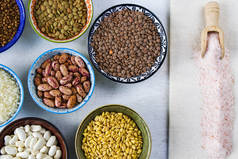 健康的谷类和豆类，富含维生素的碗里，五彩斑斓的豆类