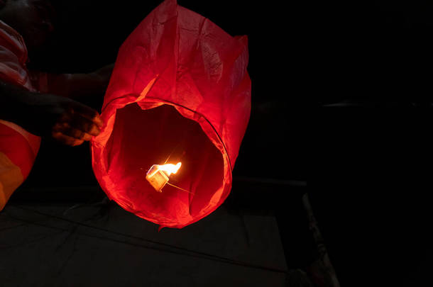 天空灯笼或孔明灯笼或中国灯笼，是用纸制成的小热气球，底部有一个小火悬浮的开口。夜空蜡烛或火球.