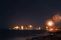 海岸和大海上空的夜礼。夜空中的烟火.