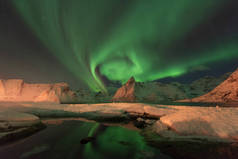 北极光中的北极光，美丽的北极光，绿色极光，夜晚极光