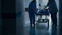 急诊部：医生、护士和医护人员将重伤员推至手术室.