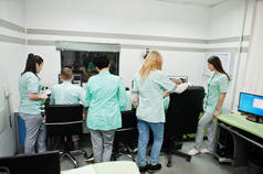 医学主题，带有计算机断层扫描仪的观察室。一组医生在医院诊断中心的医务室集合.
