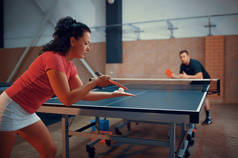 乒乓球，男、女乒乓球运动员。夫妻二人在室内打乒乓球，有球拍的体育运动，积极健康的生活方式
