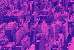 纽约市曼哈顿中城人山人海的大楼俯瞰著五彩缤纷的粉色和紫色配音效果