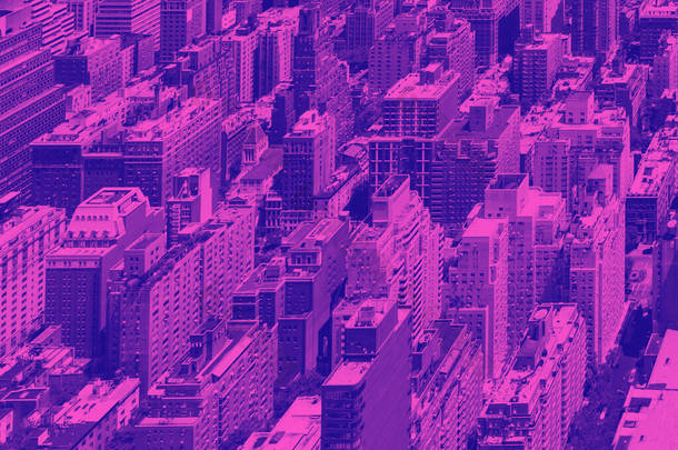 纽约市曼哈顿中城<strong>人山人海</strong>的大楼俯瞰著五彩缤纷的粉色和紫色配音效果