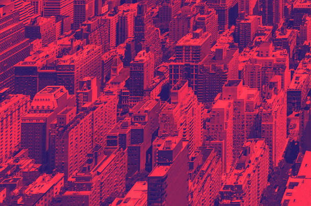 纽约市曼哈顿中城人山人海的大楼俯瞰全景，呈现出五彩缤纷的红色和蓝色配音效果