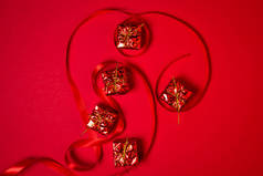 红色的礼物和红色的背景带。假日装饰。圣诞节的概念. 