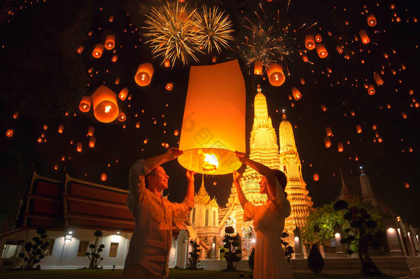 在泰国曼谷的阿伦庙会上，一对旅行的夫妇在<strong>清水</strong>的灯笼里欢欢喜喜地畅游着