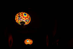 马赛克土耳其灯笼摩洛哥夜色昏暗的装饰灯。阿拉伯节日装饰蜡烛。火焰。明快东方艺术纪念品.