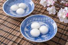 大重圆元宵（糯米饺子球）在灰餐桌背景下的冬至佳肴近餐.