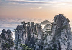 黄山国家公园山顶上的云彩和松树尽收眼底。黄山(黄山)的景观是冬季的.中国安徽教科文组织世界遗产所在地.