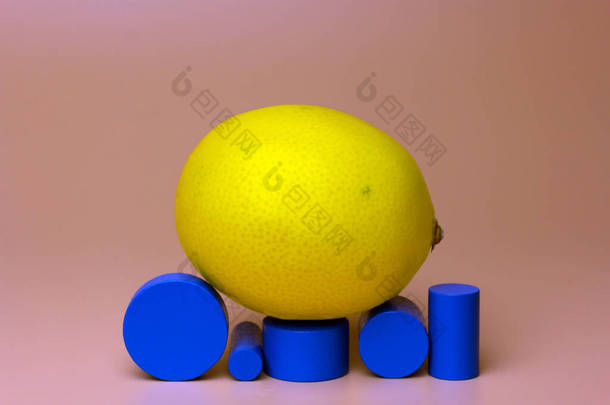 柠檬的创意构图和圆形的黄色背景.健康的<strong>生活</strong>方式<strong>简约</strong>主义的背景。平铺，复制空间.