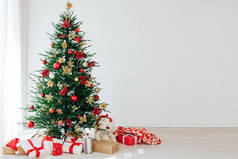 圣诞树，内部装饰有礼物，新年白色背景