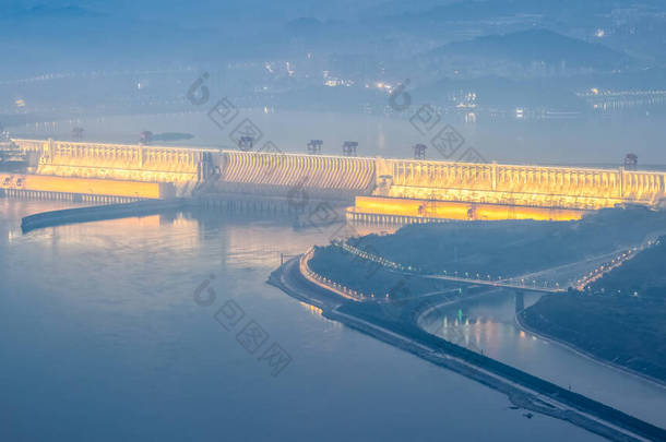 位于中国湖北省宜昌市的世界上最大的水利工程- -三峡大坝特写的夜景