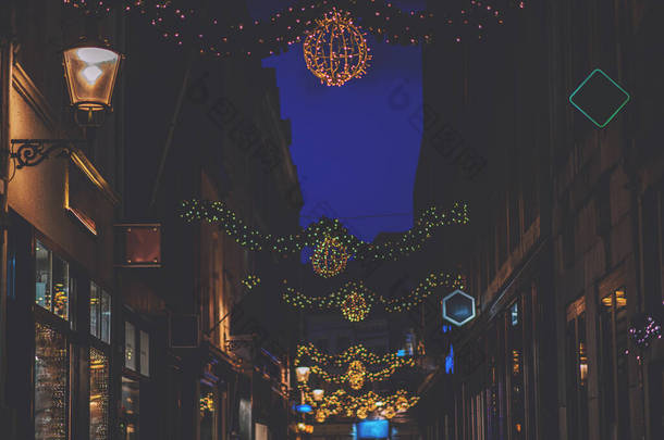 圣诞假期装饰与灯。荷兰马斯特里赫特街道上的节日照明和装饰.