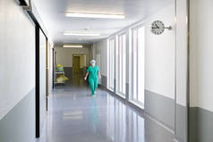 外科医生正沿着医院的走廊走着。医疗中心
