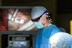 手术室里的外科医生做手术