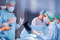 专业的成人医生向实习生或学生展示一个手术的例子