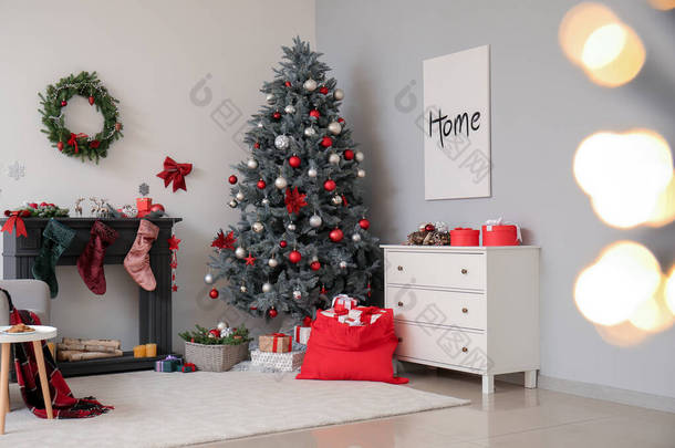 客厅内饰有圣诞老人袋、<strong>壁炉</strong>和美丽的圣诞树