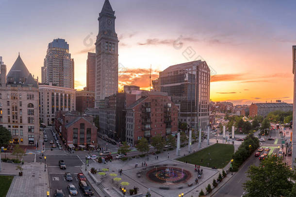 波士顿海关大楼和其他高层大楼的日落景观