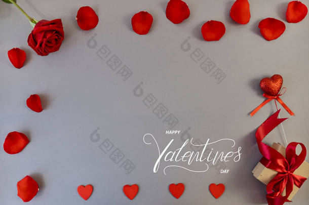 情人节快乐！情人节当天，卡片、在线横幅、贺卡、平铺着红玫瑰