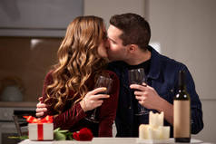 一个男人和一个女人拥抱亲吻庆祝。情人节.