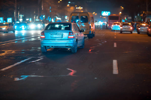 夜光街道上的汽车