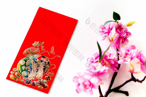 红色的信封贴在白色的<strong>背景</strong>上，红色的信封是礼物，在中国新年、<strong>元旦</strong>等特殊的日子开花, 